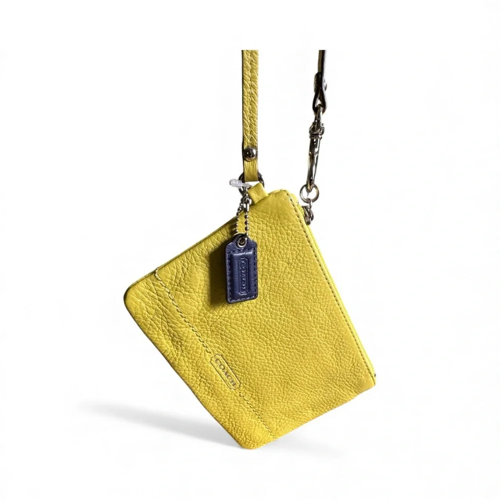 ✨ NWT Coach Chartreuse Pebbled Leather Wristlet w/ Purple Hangtag | MSRP $68 ✨ - Picture 2 of 5